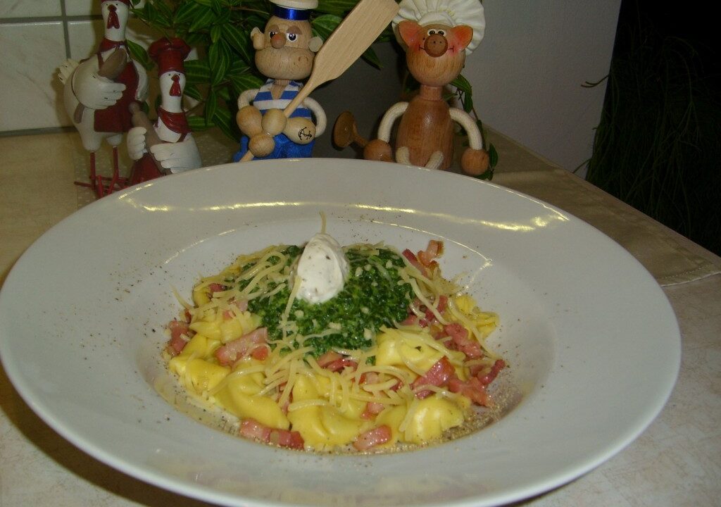 Vader en dochter verwennen Popeye met spinazie gevulde tortellini