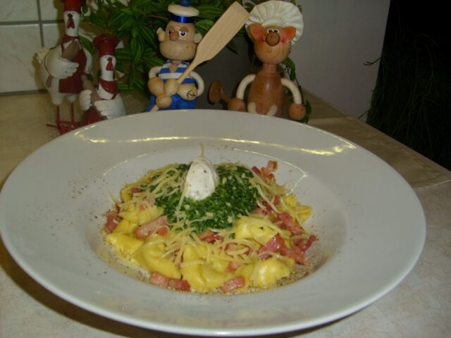 Vader en dochter verwennen Popeye met spinazie gevulde tortellini