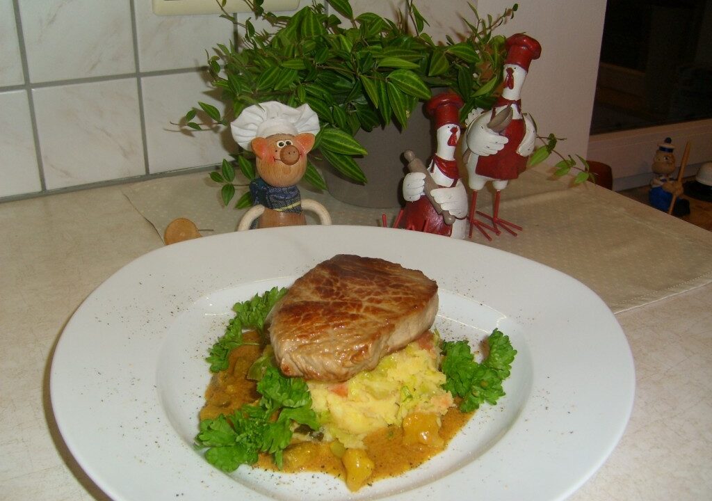 Dagschotel: steak op een bedje van groentenpuree met een pickelssausje