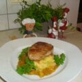 Dagschotel: steak op een bedje van groentenpuree met een pickelssausje