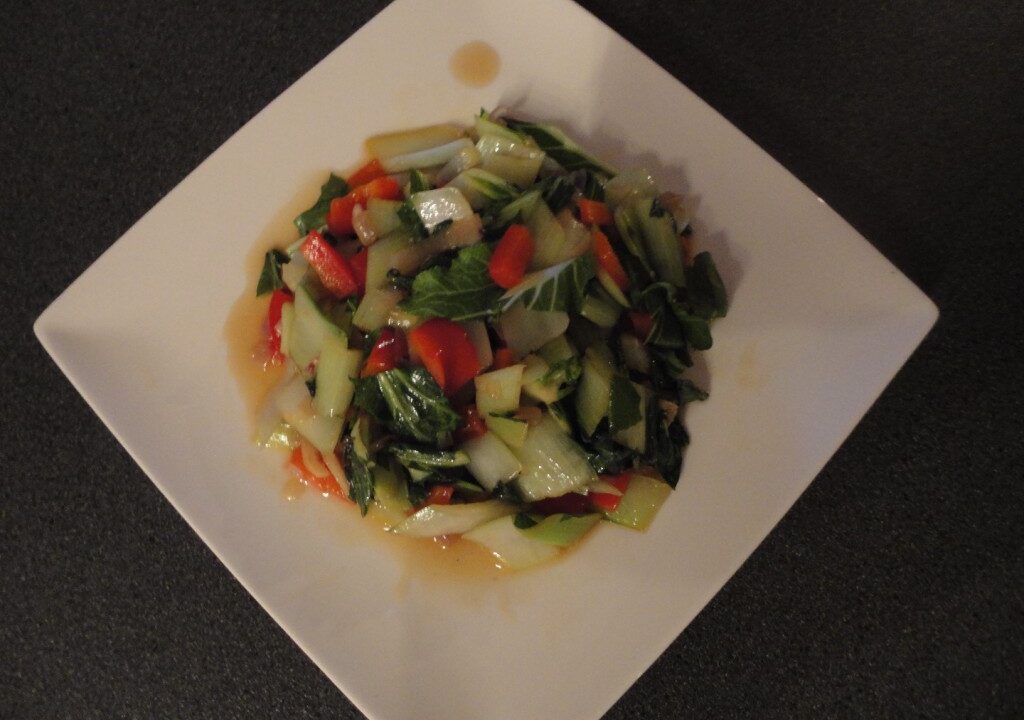 Paksoi met sjalot, knoflook en rode paprika