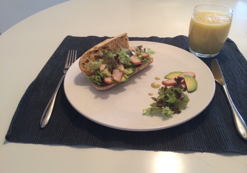 Broodje avocado met gerookte kip