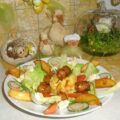 Dagschotel: frisse salade met kalkoenworst- aardappelpuree afgewerkt met blokjes Bavaria Blu