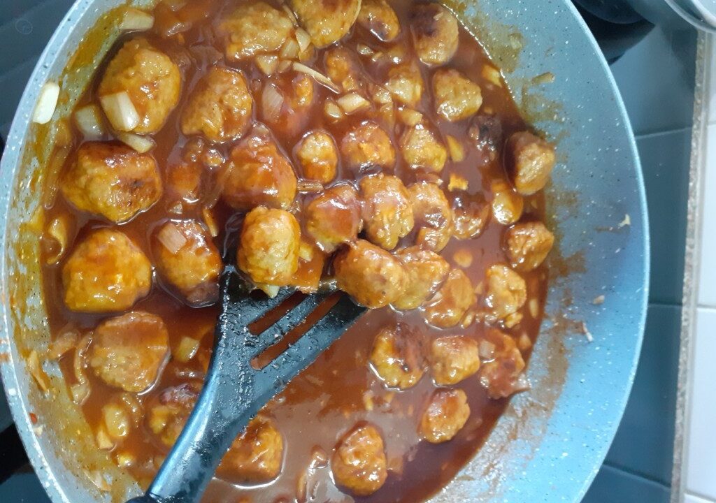 Gehaktballetjes in zoetzure saus