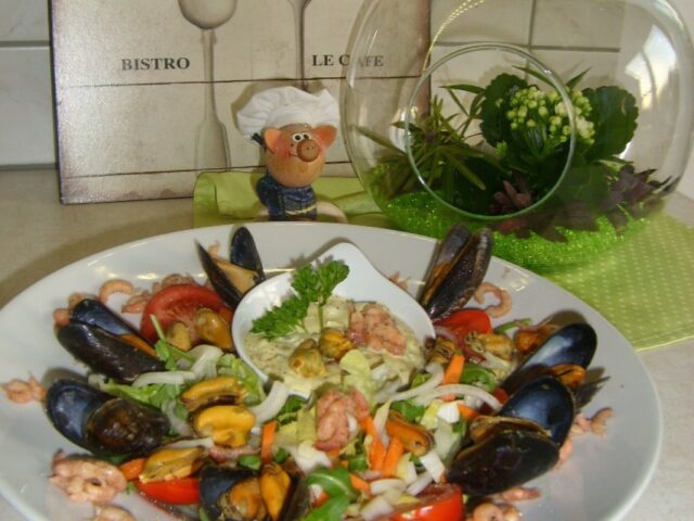 Lente salade met mosselen en grijs garnalen