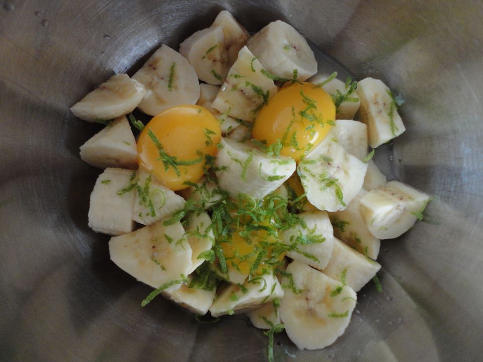 Banaanlimoentoetje met kersensaus