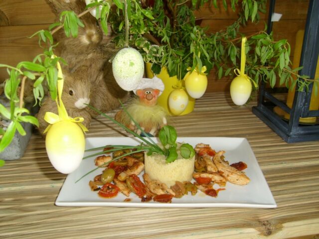 Couscous met kalkoenreepjes tomaatjes en olijven