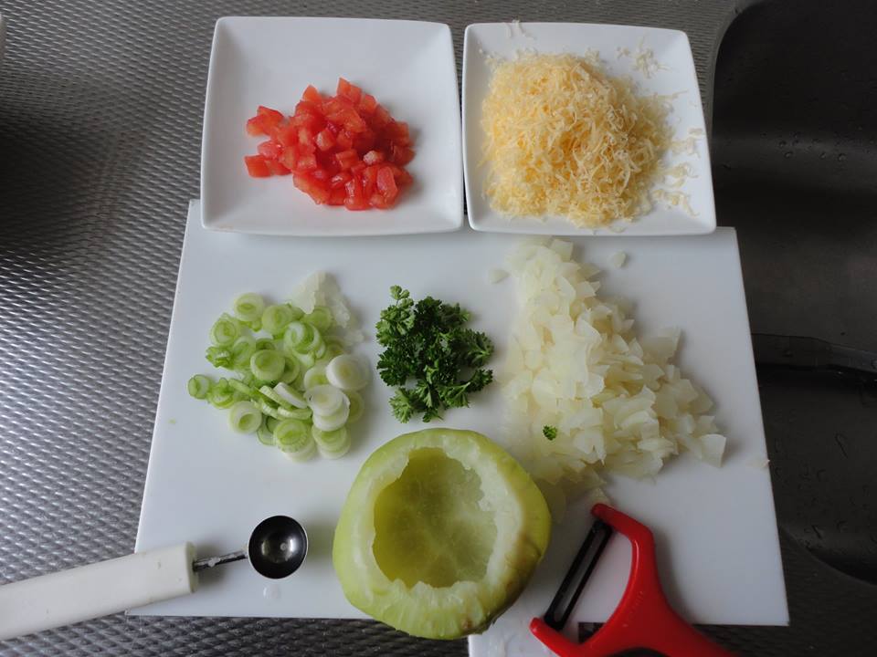 Koolrabi gevuld met bosui, tomaat en ham