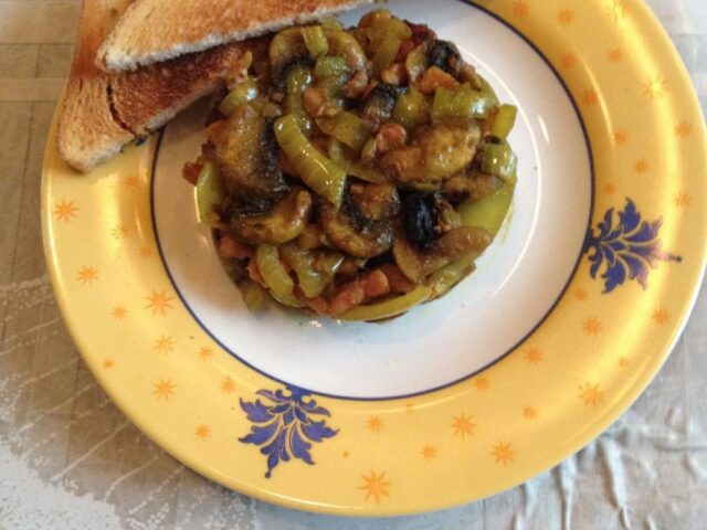 Champignons, spekblokjes, ui en kerrie