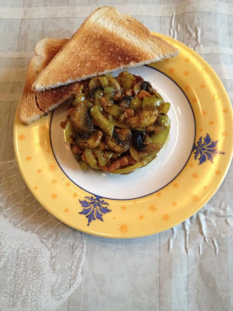 Champignons, spekblokjes, ui en kerrie