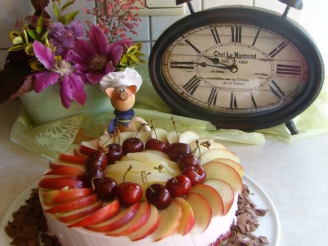 Dessert: kaastaart met kersen, nectarine en peer