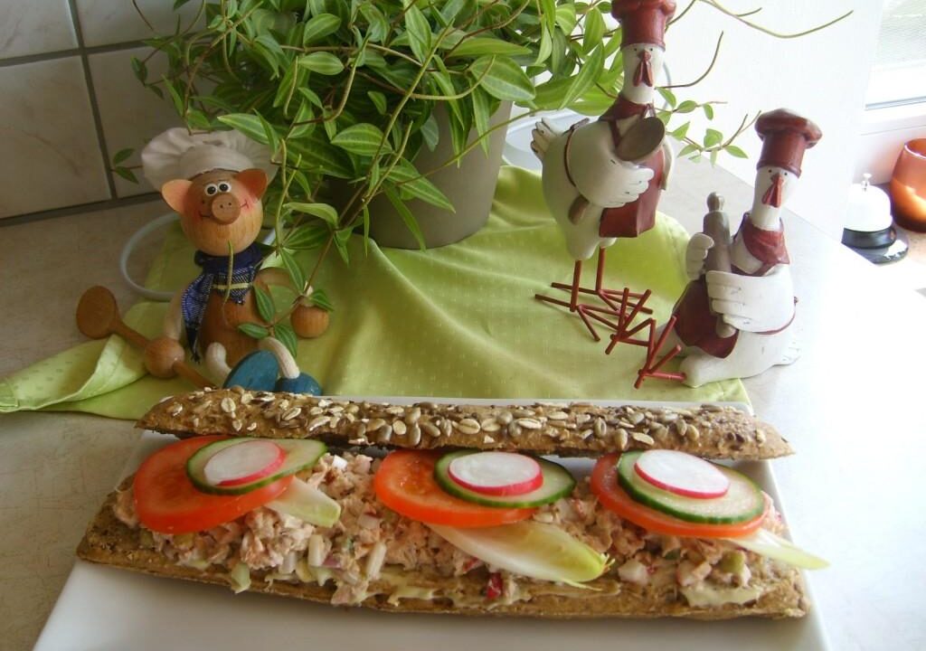 Meergranen-broodje gevuld met heerlijke salade en groenten