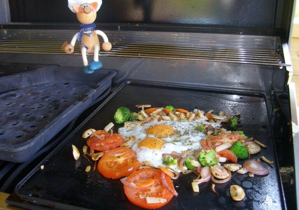 Plancha: spiegeleike vers van de pers met groenten als heerlijke lunch