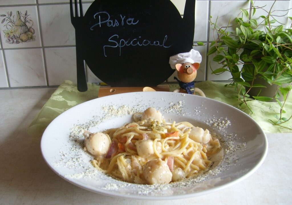 Dagschotel: spaghetti met een kaassausje vergezeld van St-Jacobsvruchten