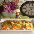 Meergranen-broodjes belegd met eike vers van de pers en cruditeiten