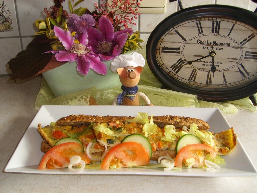 Meergranen-broodjes belegd met eike vers van de pers en cruditeiten