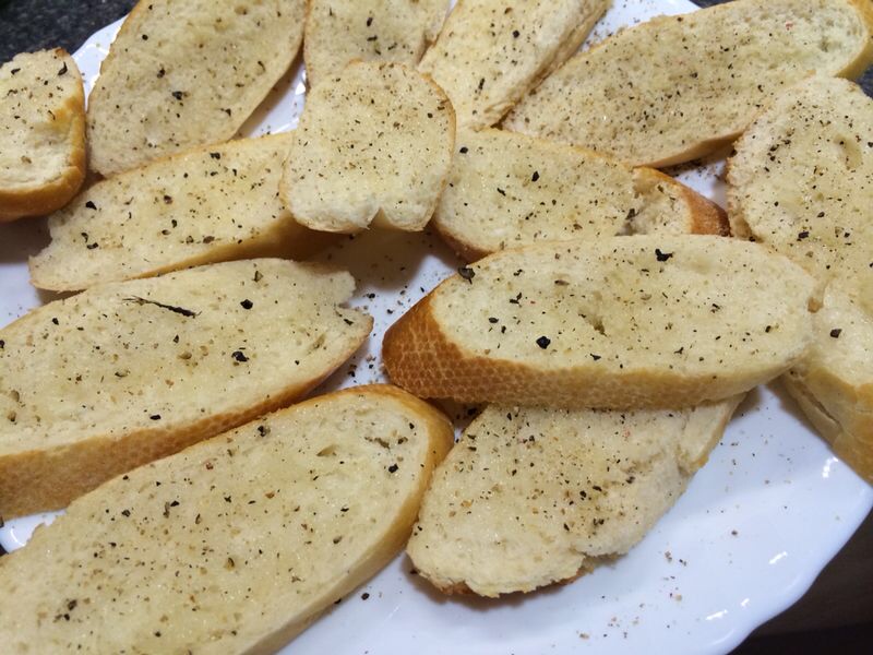 Tuinbonendip met bruschetta
