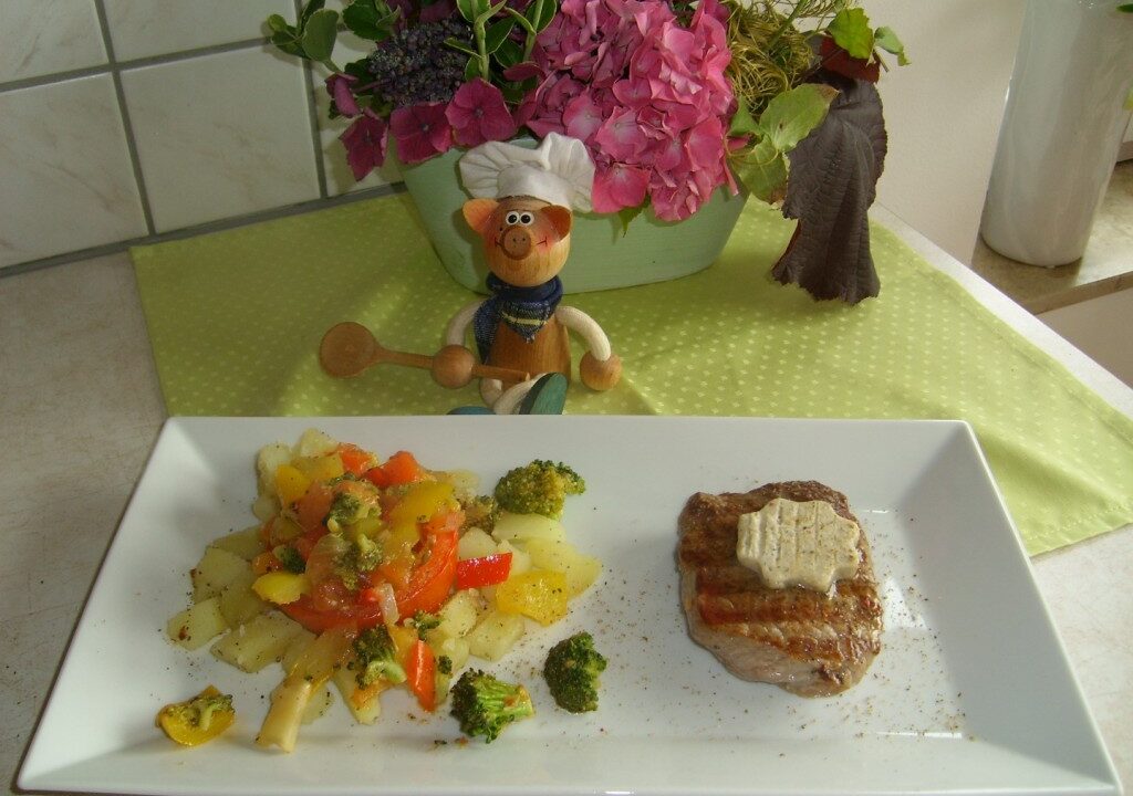 Dagschotel: steak met aardappelen en tomaatje gevuld met groenten