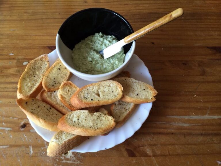 Tuinbonendip met bruschetta