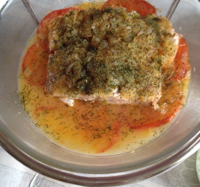 Zalm op een tomatenbedje uit de magnetron