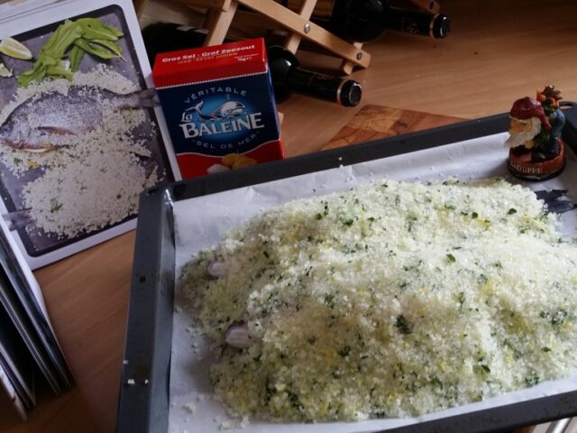 Zeebaars met een kruiden-zoutkorst