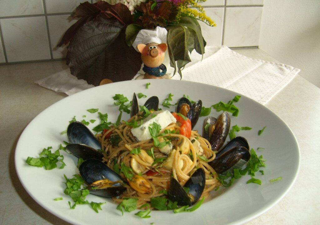 Mosselen pittig gekruid met pasta en groenten vergezeld van gorgonzola
