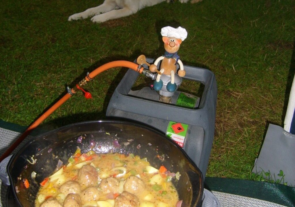 Vakantie dagschotel: bouletten met pepersaus, aardappelen en groenten