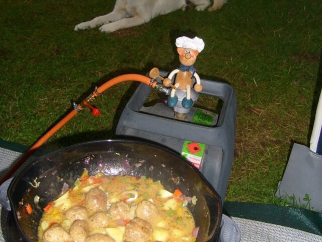 Vakantie dagschotel: bouletten met pepersaus, aardappelen en groenten