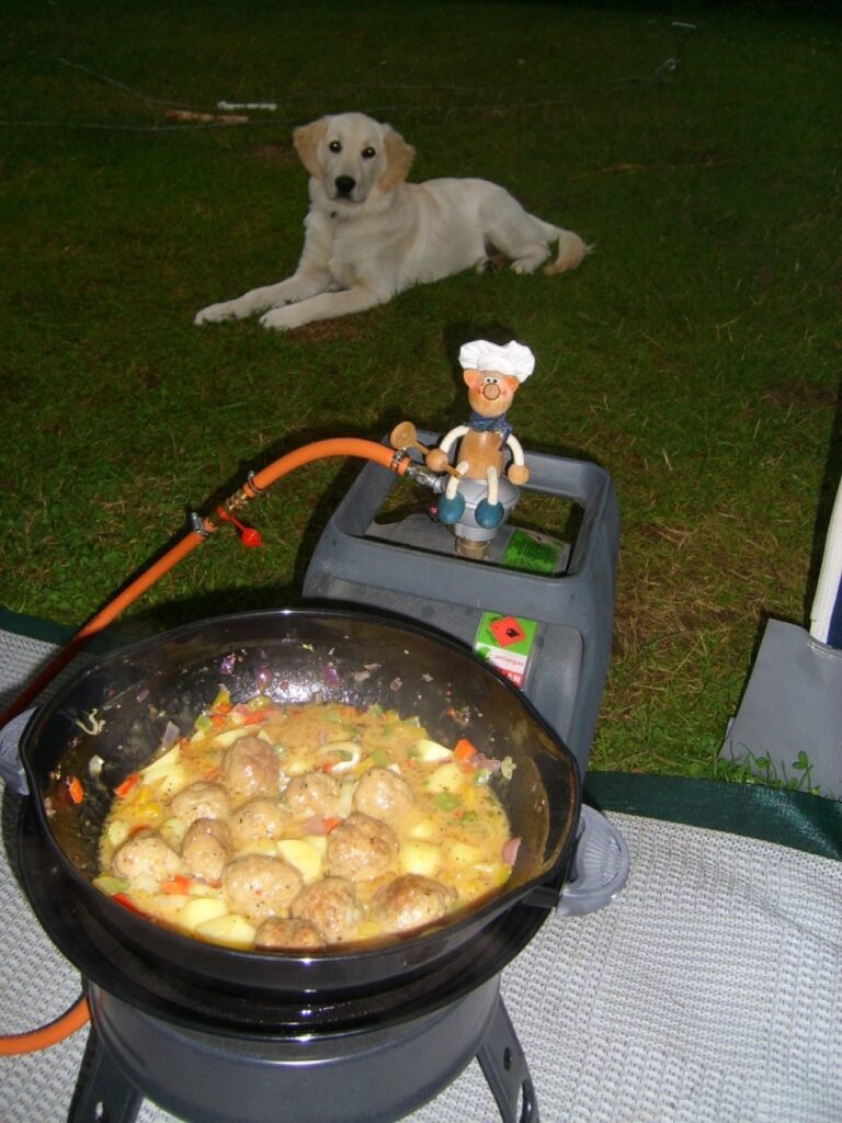 Vakantie dagschotel: bouletten met pepersaus, aardappelen en groenten