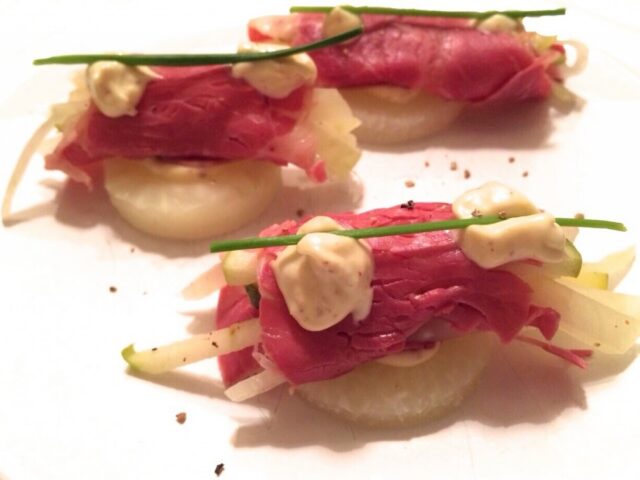 Amuse met koolrabi en pekelvlees