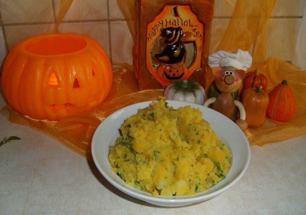 Aardappelpuree met blokjes pompoen en peterselie