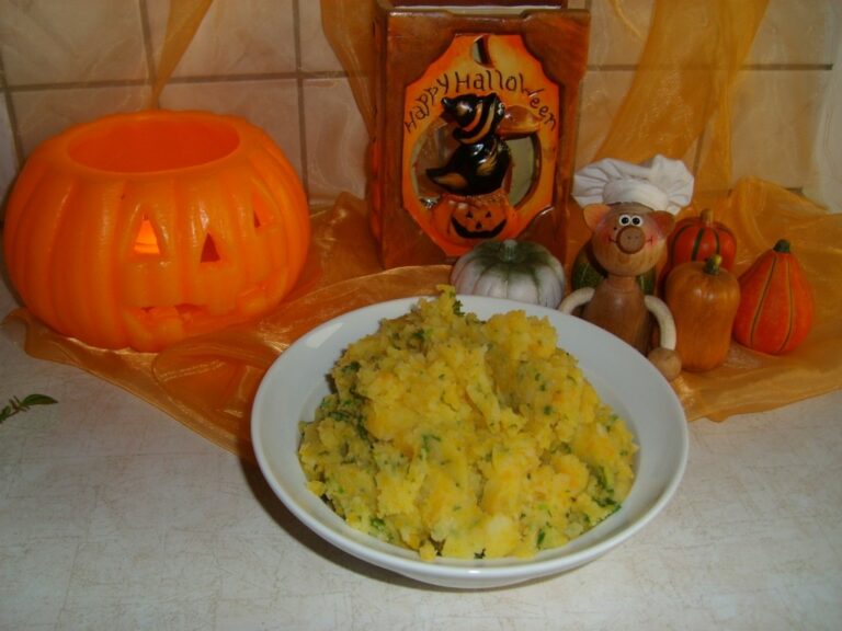 Aardappelpuree met blokjes pompoen en peterselie