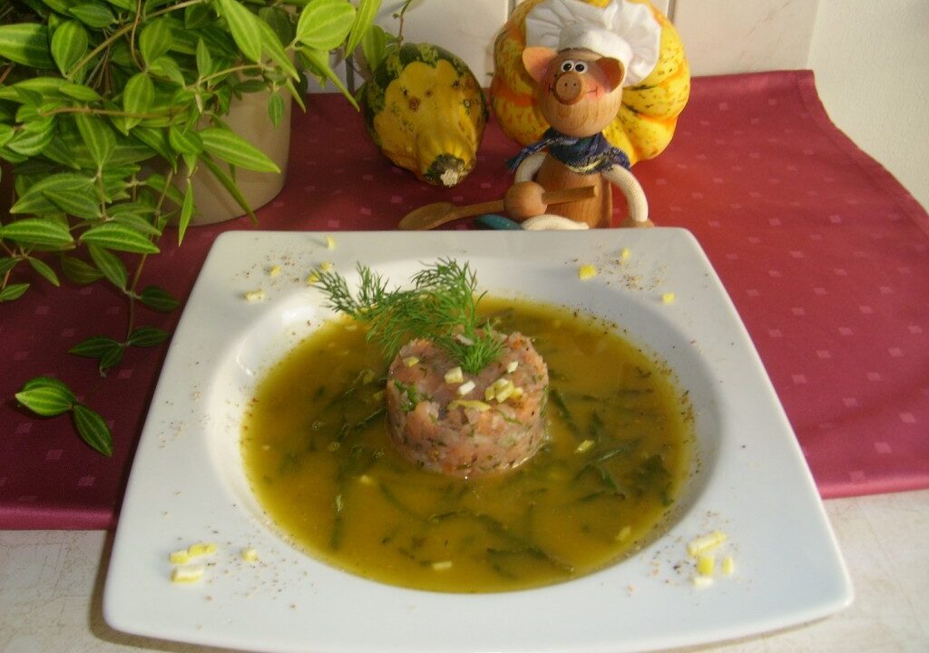 Soepje met gerookte zalm, zeekraal badend in een groenten bouillon