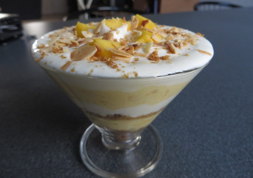 Mangotoetje met room en koekkruimels