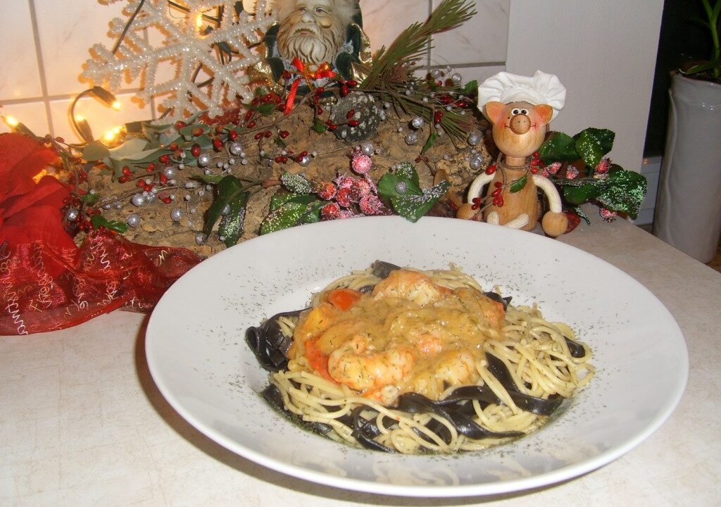 Pasta: duo van spaghetti en tagliatelle nero di seppia vergezeld van scampi’s in een romig zalmsausje