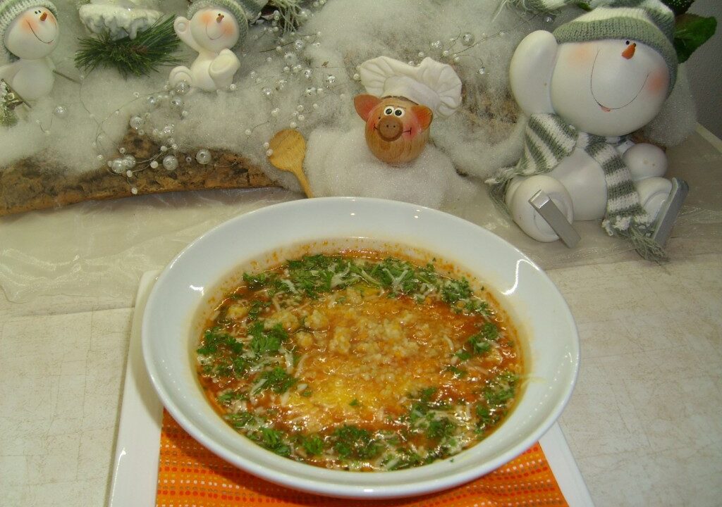Soep van de dag: tomaten groentensoep afgewerkt met peterselie en kaas en overschotje van couscous