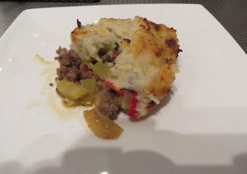 Groente oventaart bedekt met bloemkoolkaaspuree