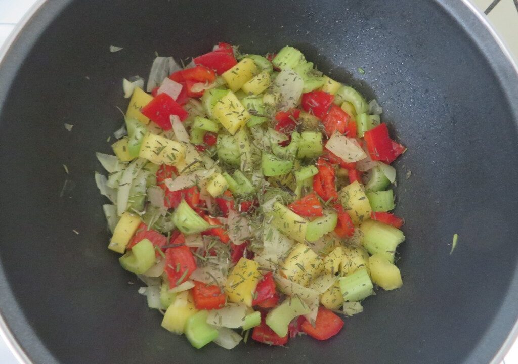 Groente oventaart bedekt met bloemkoolkaaspuree