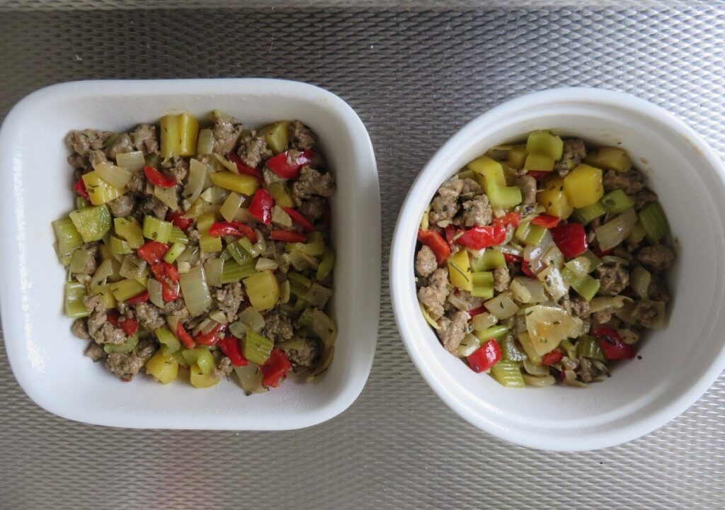 Groente oventaart bedekt met bloemkoolkaaspuree