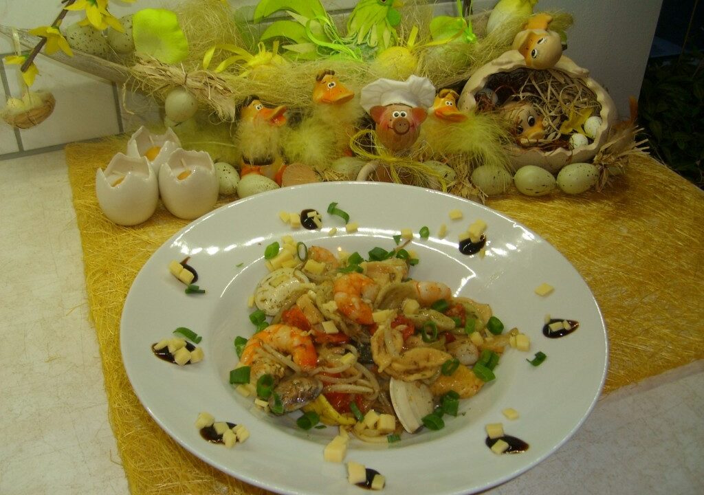 Pasta: schelpjespasta vergezeld van frisse groenten met scampi’s en clams