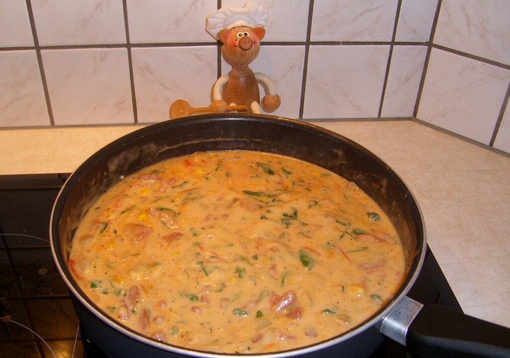 Saus met groenten en stukjes vlees voor bij de pasta