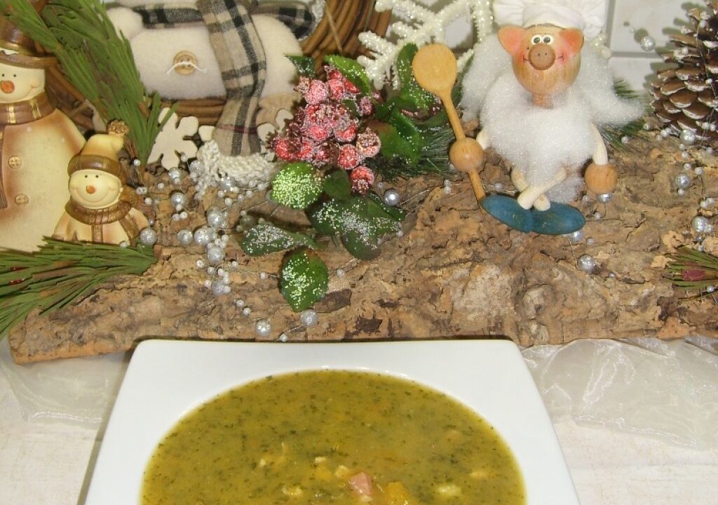 Soep: kervel-wortel met blokjes boterhamworst