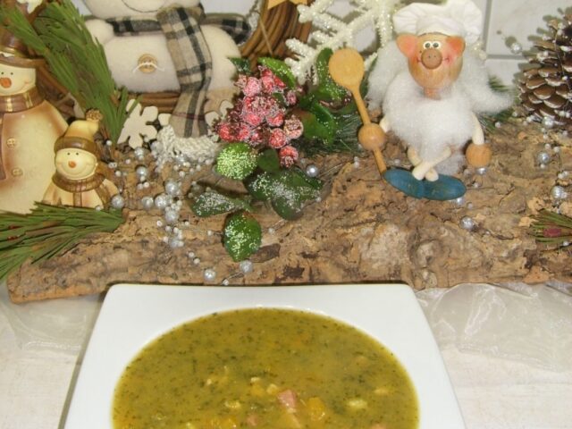 Soep: kervel-wortel met blokjes boterhamworst