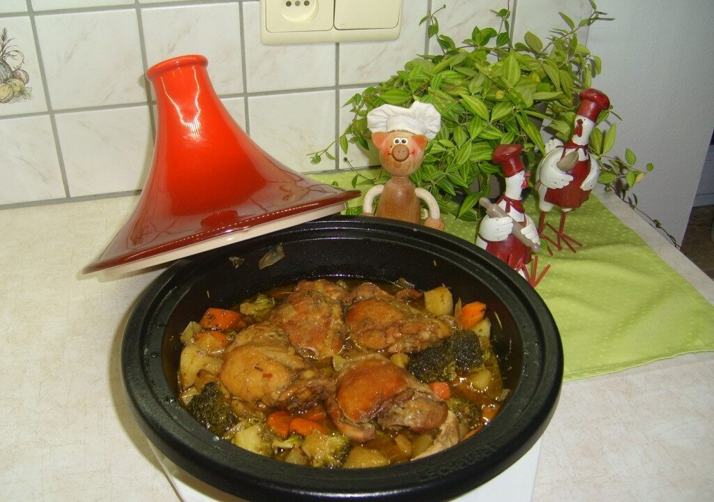 Tajine: kippenbovenbouten met aardappelen, broccoli en wortel