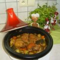 Tajine: kippenbovenbouten met aardappelen, broccoli en wortel