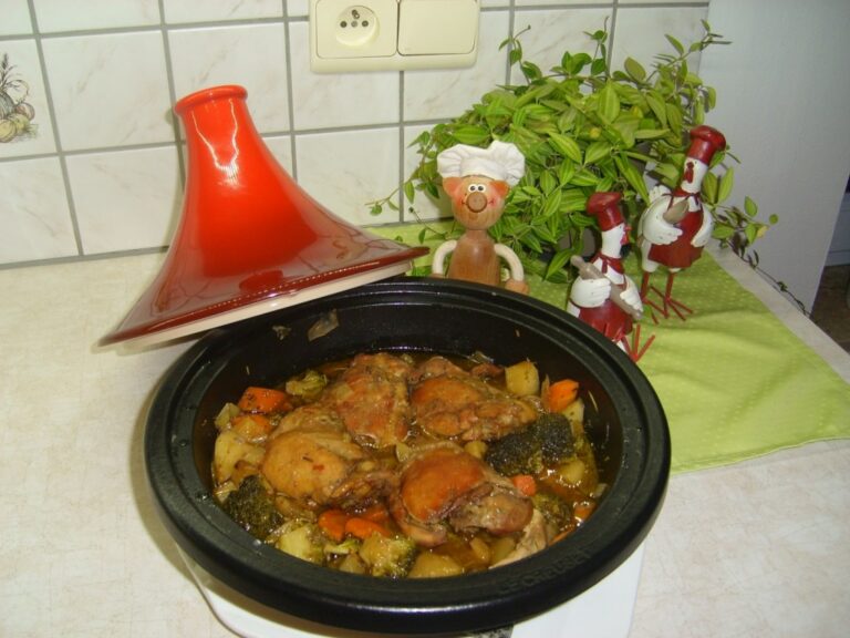 Tajine: kippenbovenbouten met aardappelen, broccoli en wortel