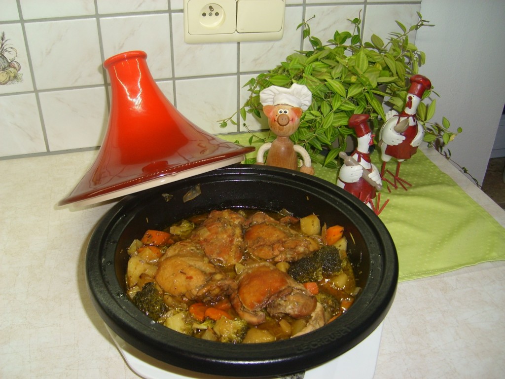 Tajine: kippenbovenbouten met aardappelen, broccoli en wortel
