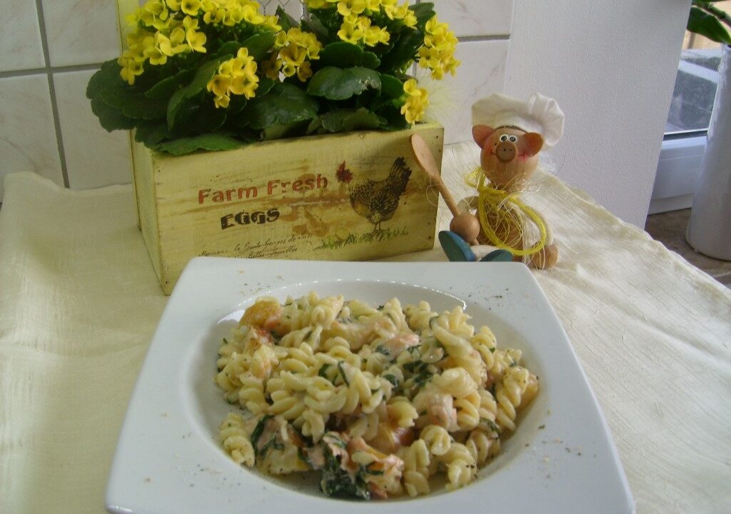 Pasta met gerookte zalm, rucola en appels in een romig Philadelphia sausje