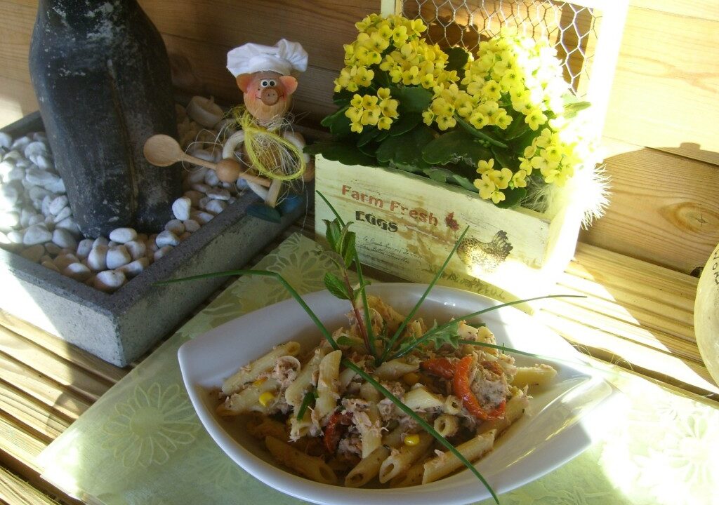 Pasta met tonijn met zongedroogde tomaten gekruid met verse kruiden