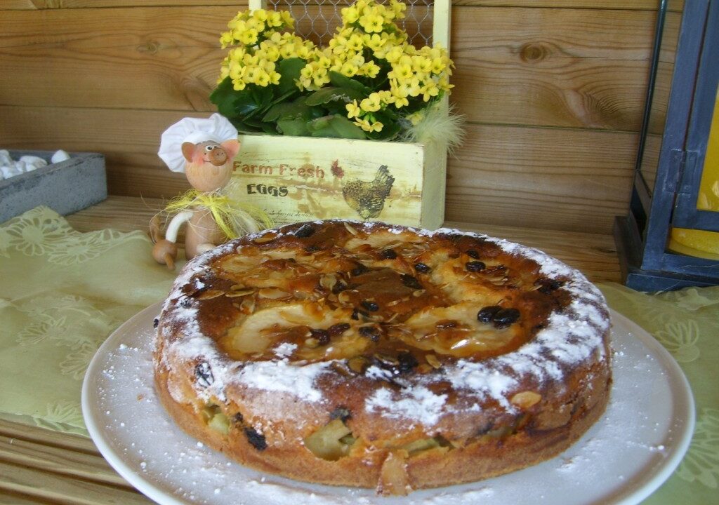 Dessert: cake in een springvorm met fruit en amandelschilfers